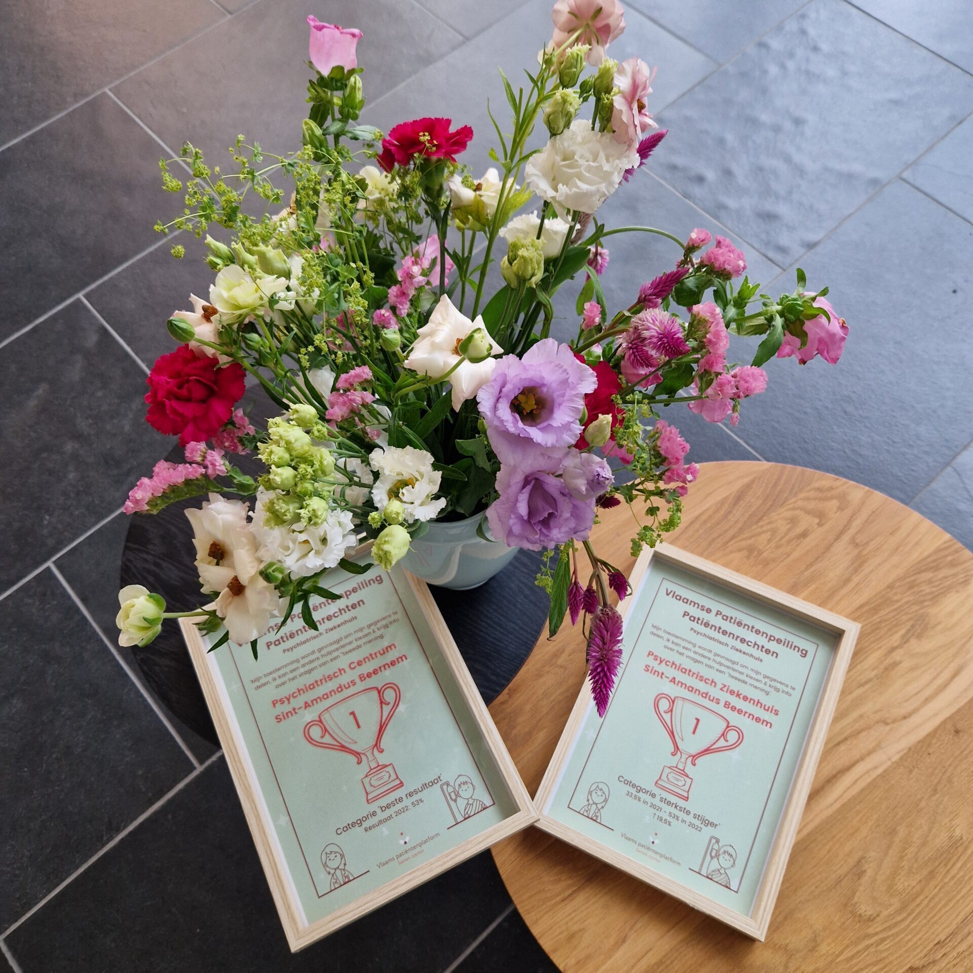 Bloemen en oorkonde 2 1920x1920